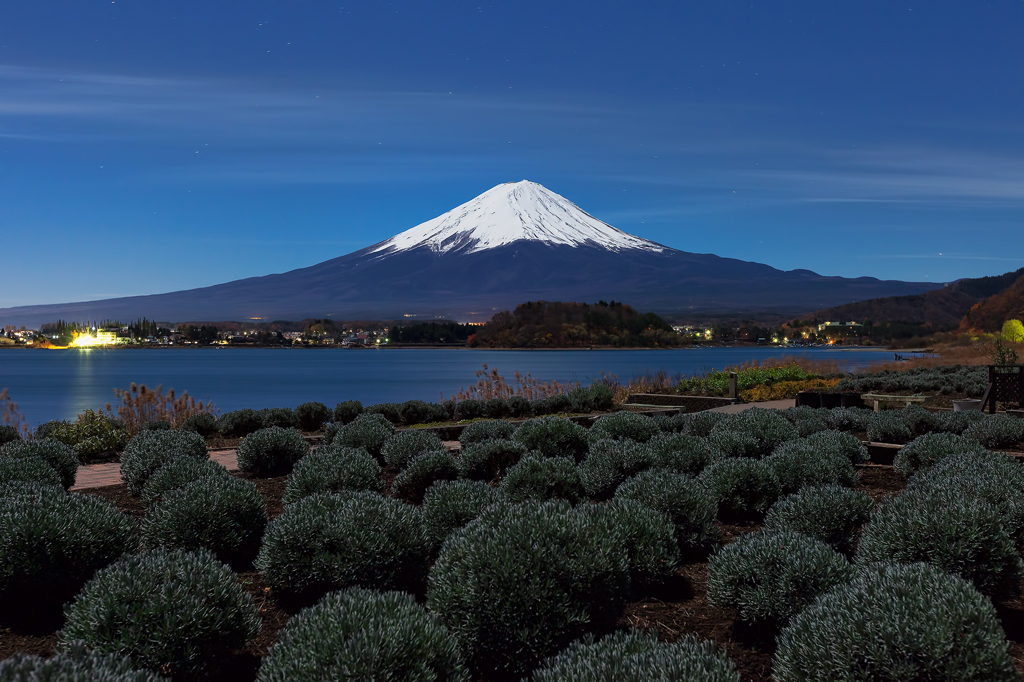 月明りに浮かぶ富士山。河口湖にて