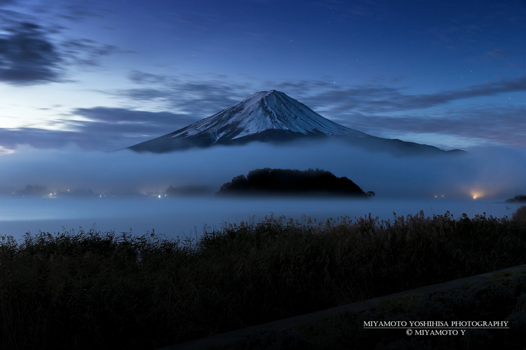 夜明け前の富士山