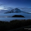 夜明け前の富士山