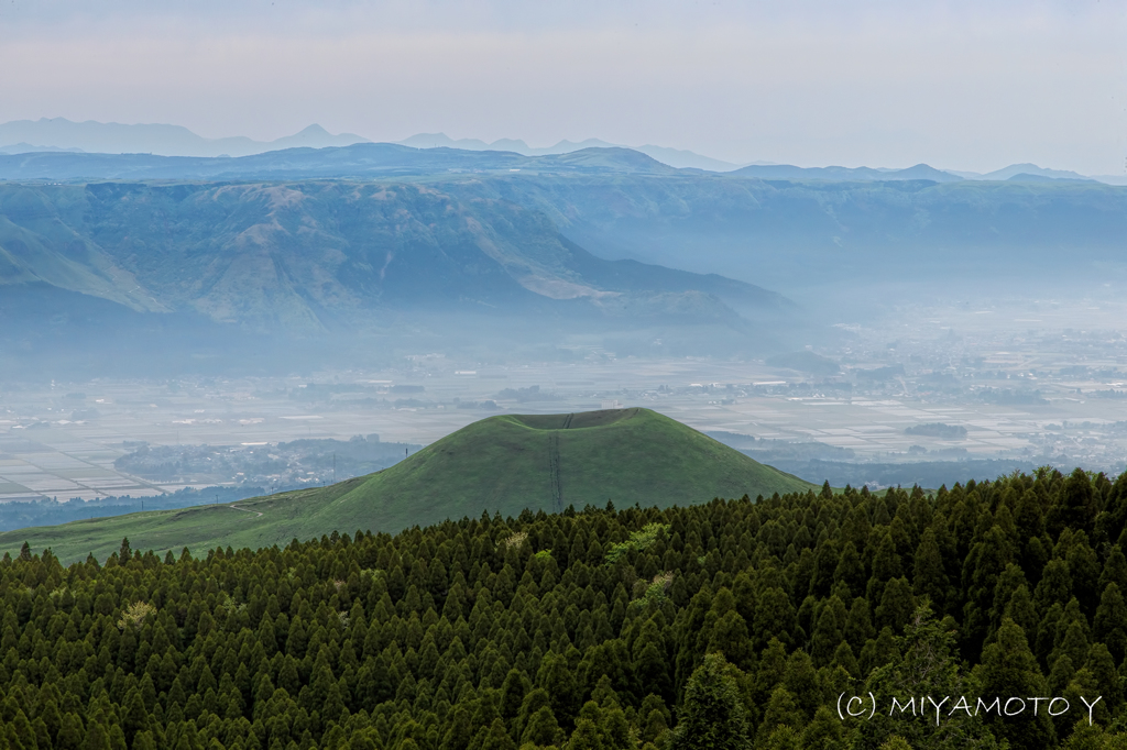 米塚と阿蘇外輪山