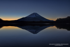 精進湖で見る日の出前の富士山