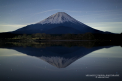 夜の精進湖から見る富士山
