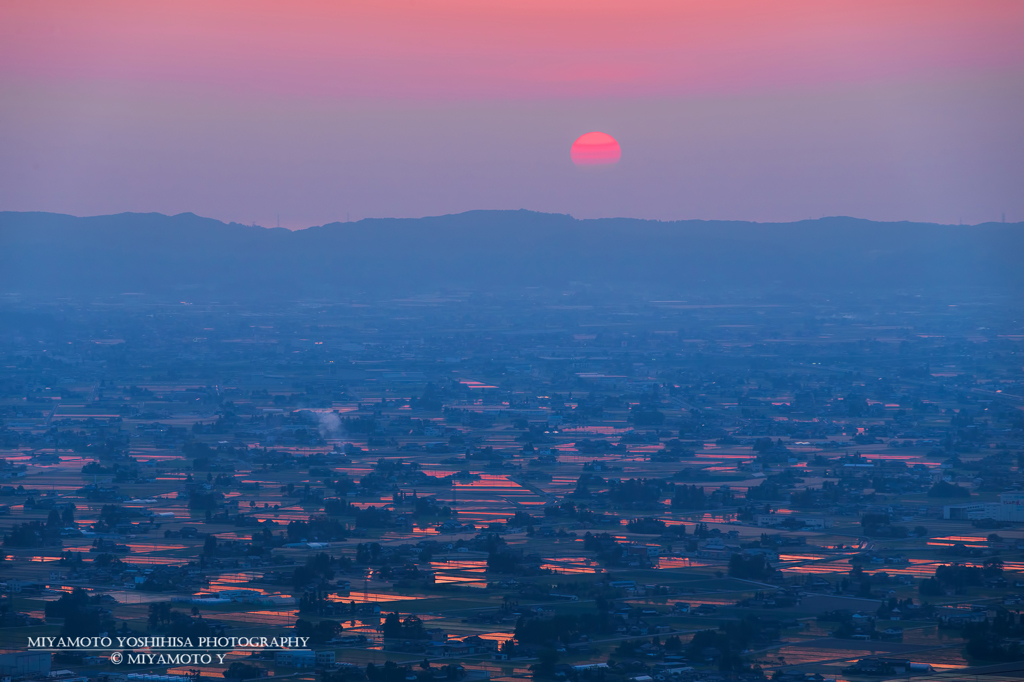 散居村から夕陽を望む