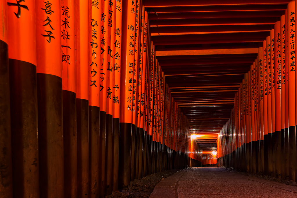 夜の伏見稲荷大社の千本鳥居 By 宮本よしひさ Id 写真共有サイト Photohito