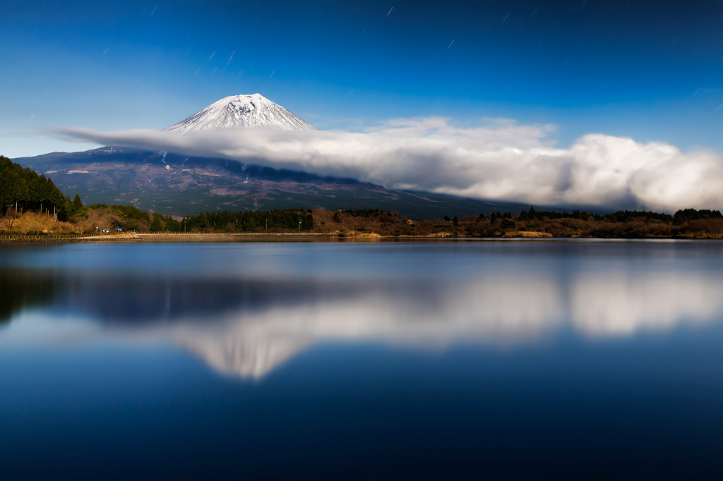 月明りに照らされる富士山と雲