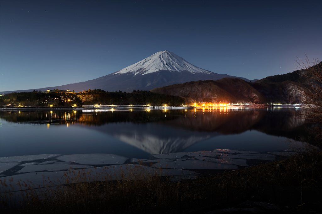 満月が照らす河口湖と富士山