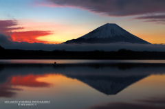 精進湖から見る朝焼けと富士山