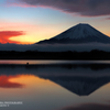 精進湖から見る朝焼けと富士山