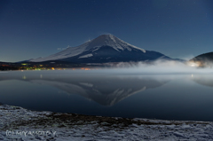 月明りを浴びる富士山と逆さ富士