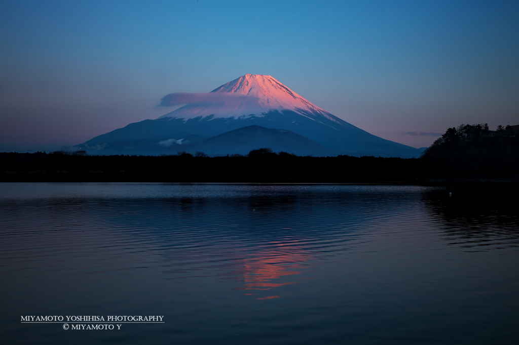 紅く染まる富士山
