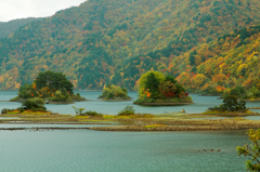 秋元湖に浮かぶ小さな島々の紅葉