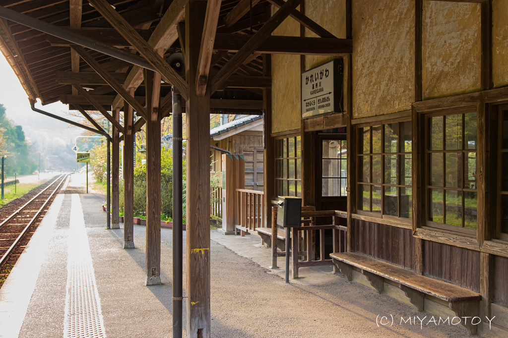 朝の嘉例川駅ホーム