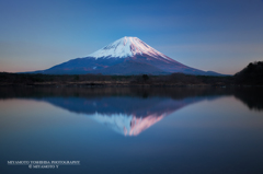 精進湖から見る夕方の富士山