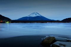 精進湖と夜の富士山