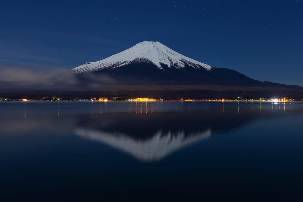 月明りに浮かぶ逆さ富士。山中湖畔にて