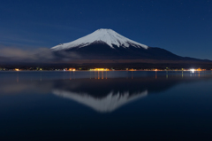 月明りに浮かぶ逆さ富士。山中湖畔にて