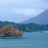 雨と風の中の桧原湖