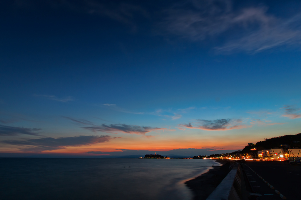 夕焼け空の雲と海