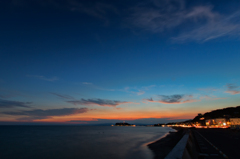 夕焼け空の雲と海
