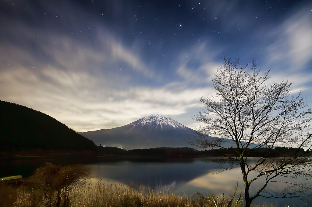 流れる雲と星空