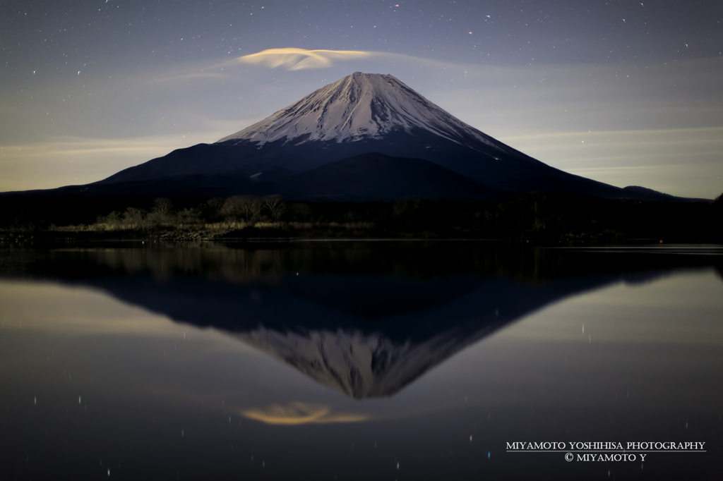夜の精進湖から見る富士山と怪しい雲