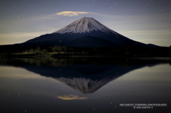 夜の精進湖から見る富士山と怪しい雲