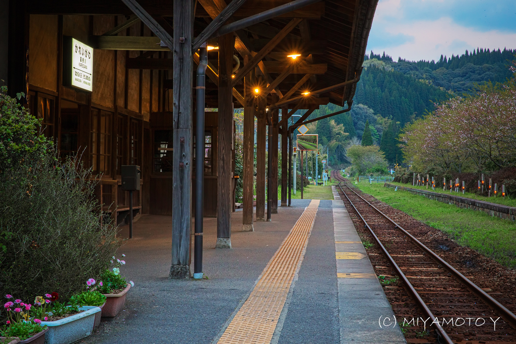 夕暮れ時の嘉例川駅ホーム