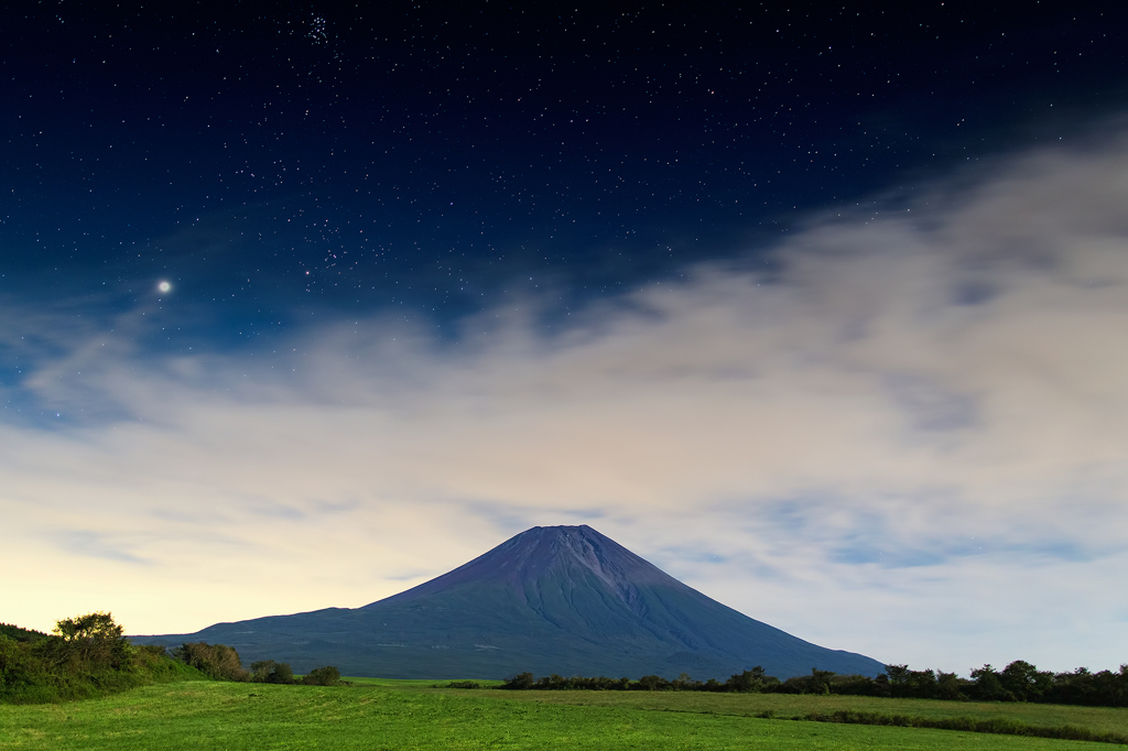 月明りが照らす富士山