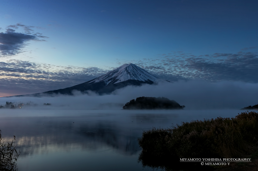 夜明けの富士山