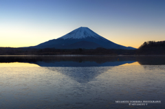 精進湖から見る日の出前の富士山
