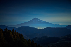 月明りに浮かぶ富士山