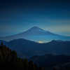 月明りに浮かぶ富士山