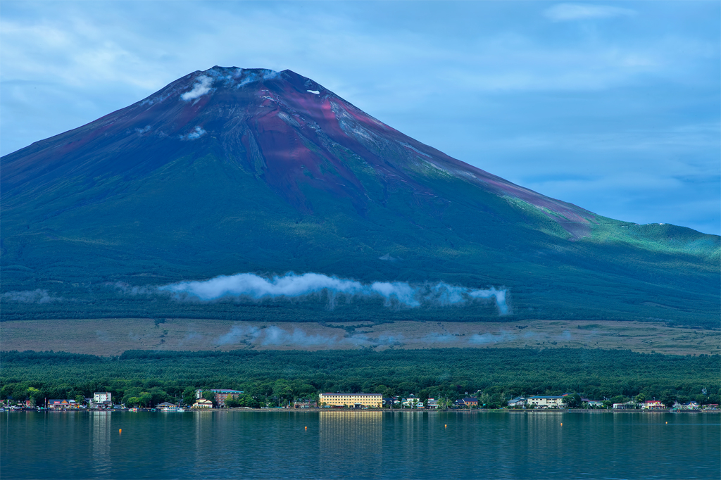 部分的に赤い富士山
