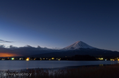 日の出を待つ富士