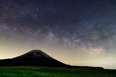夜の富士山と星空