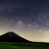 夜の富士山と星空
