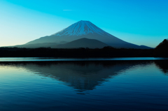 精進湖の夜明け