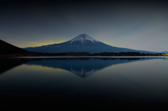 田貫湖で見る夜の逆さ富士