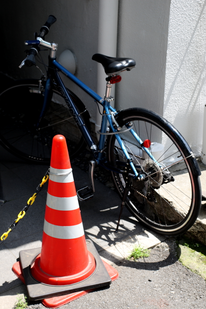 コーンと自転車