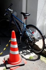 コーンと自転車