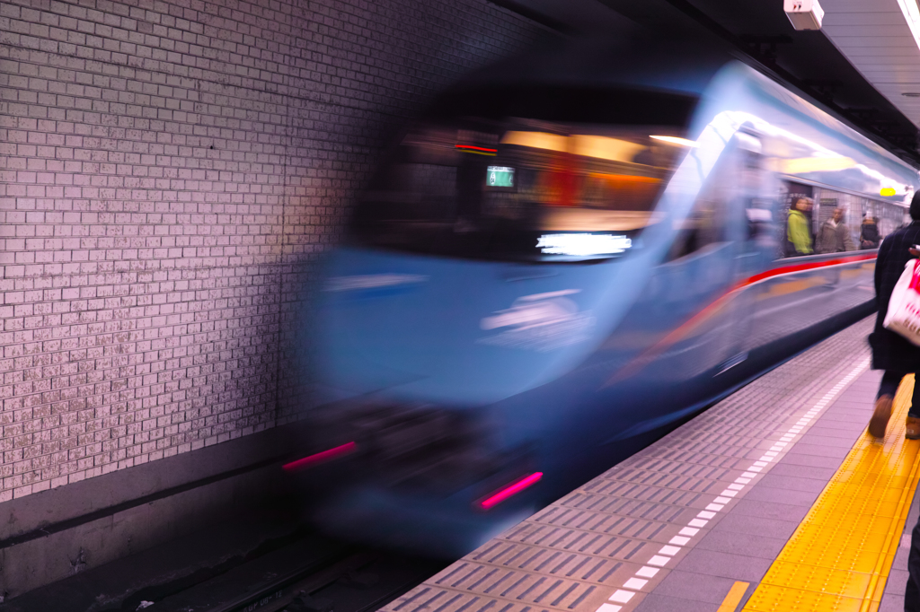 地下鉄を行くロマンスカー