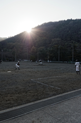 夕日と野球少年たち