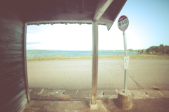 海沿いのバス停