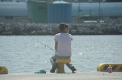 釣りをする少女