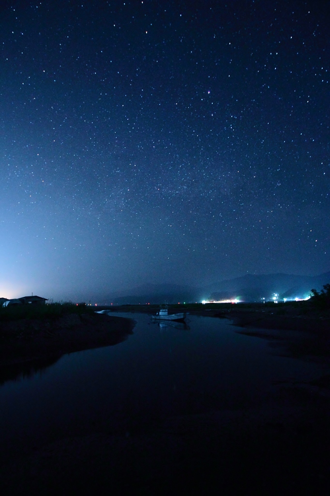 星空と川