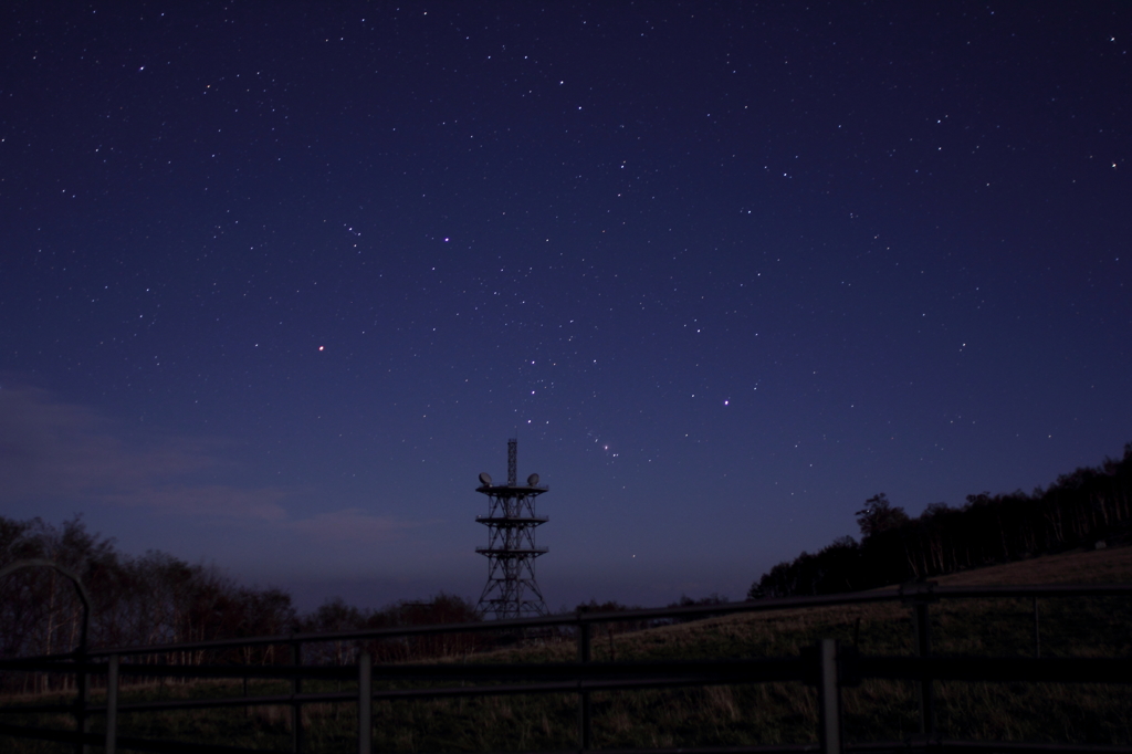 オリオン座とレーダー基地