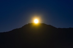 月山に架かる輝き中秋の夜