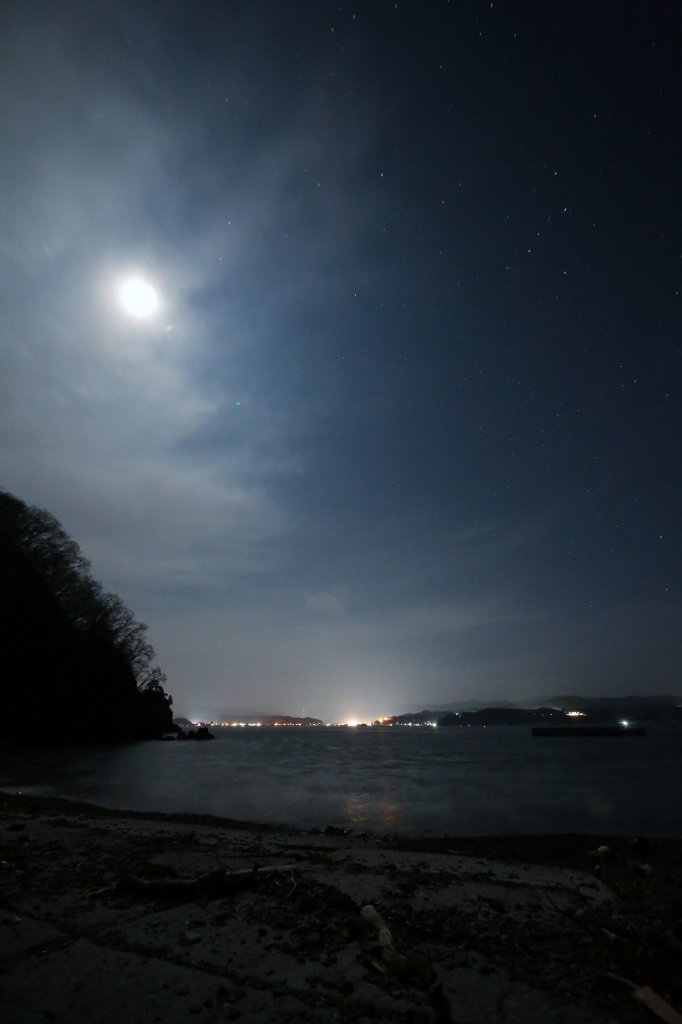 夜の帳が下りて街に火が灯る