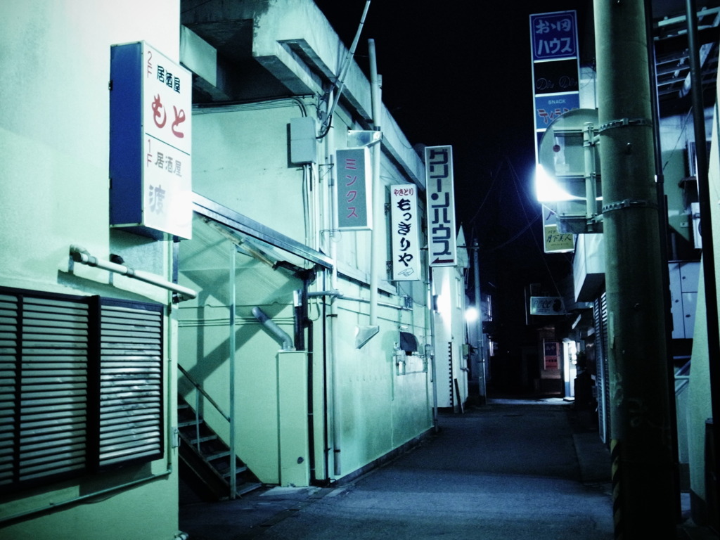 夜の繁華街の裏通り