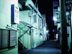夜の繁華街の裏通り